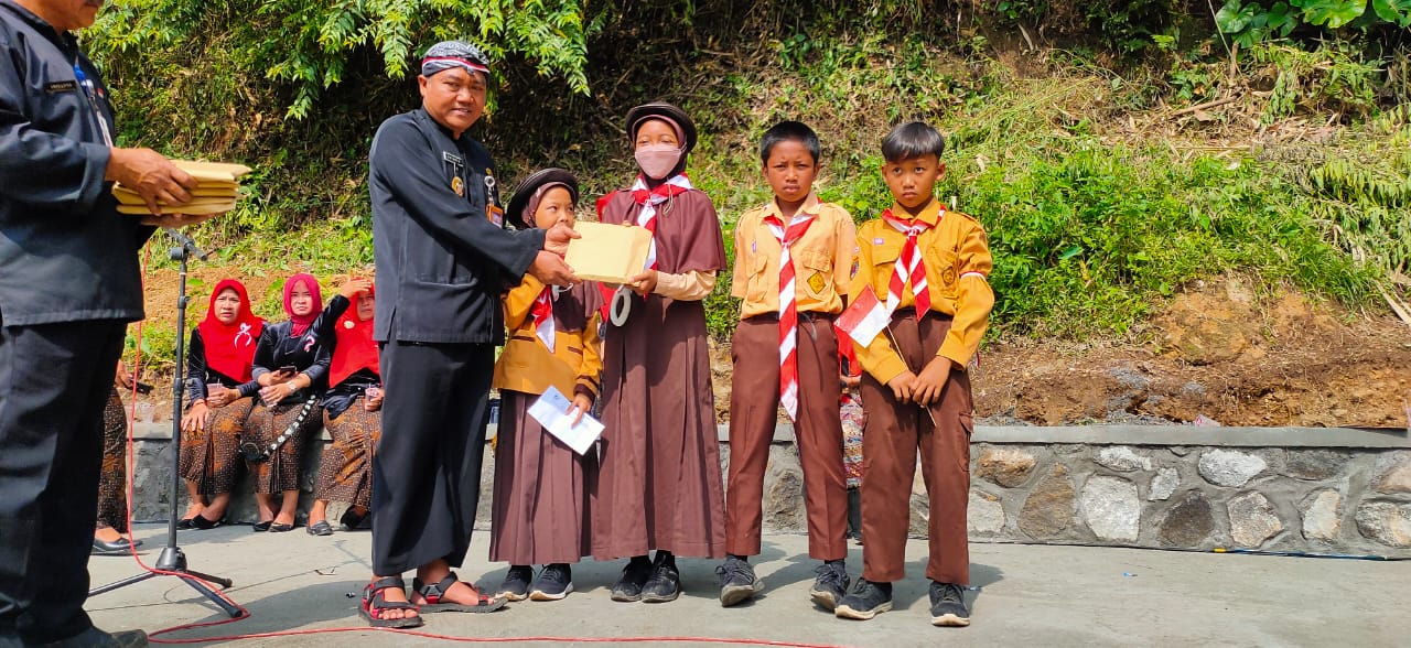 Unik, Warga Desa Harjosari Karangpandan Upacara HUT RI Ke 77 di Sekitar Sungai Si Jlamprang