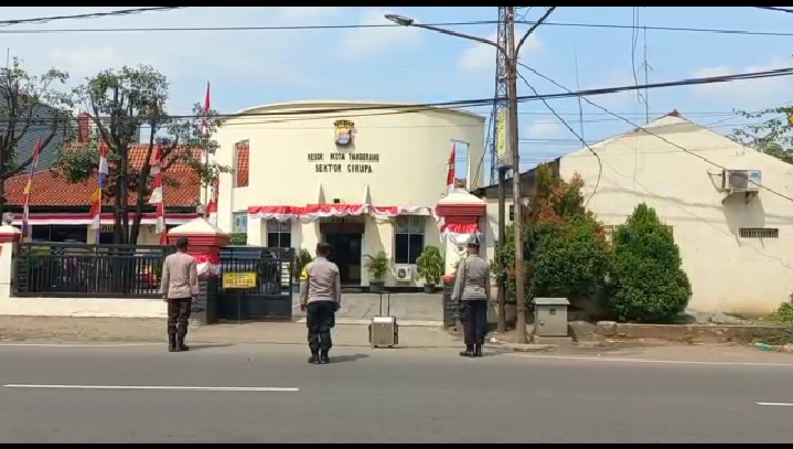 Pengguna Jalan Berhenti Saat Pengibaran Bendera Peringatan Hari Ulang Tahun Kemerdekaan Republik Indonesia ke 