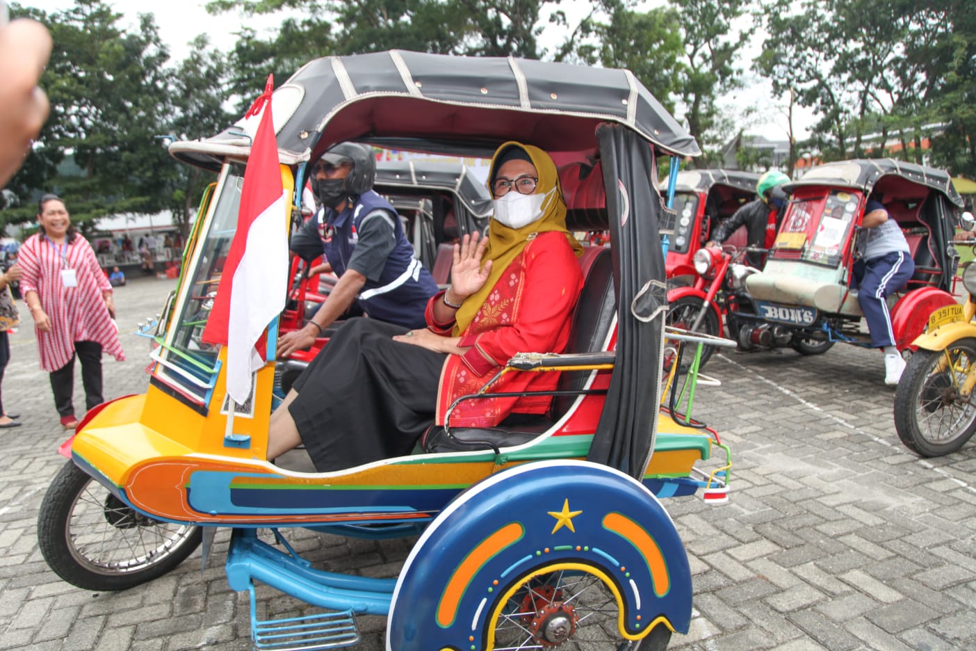 Plt Wali Kota Pematang Siantar Ikut Pawai Becak BSA Bersama Korem 022/PT