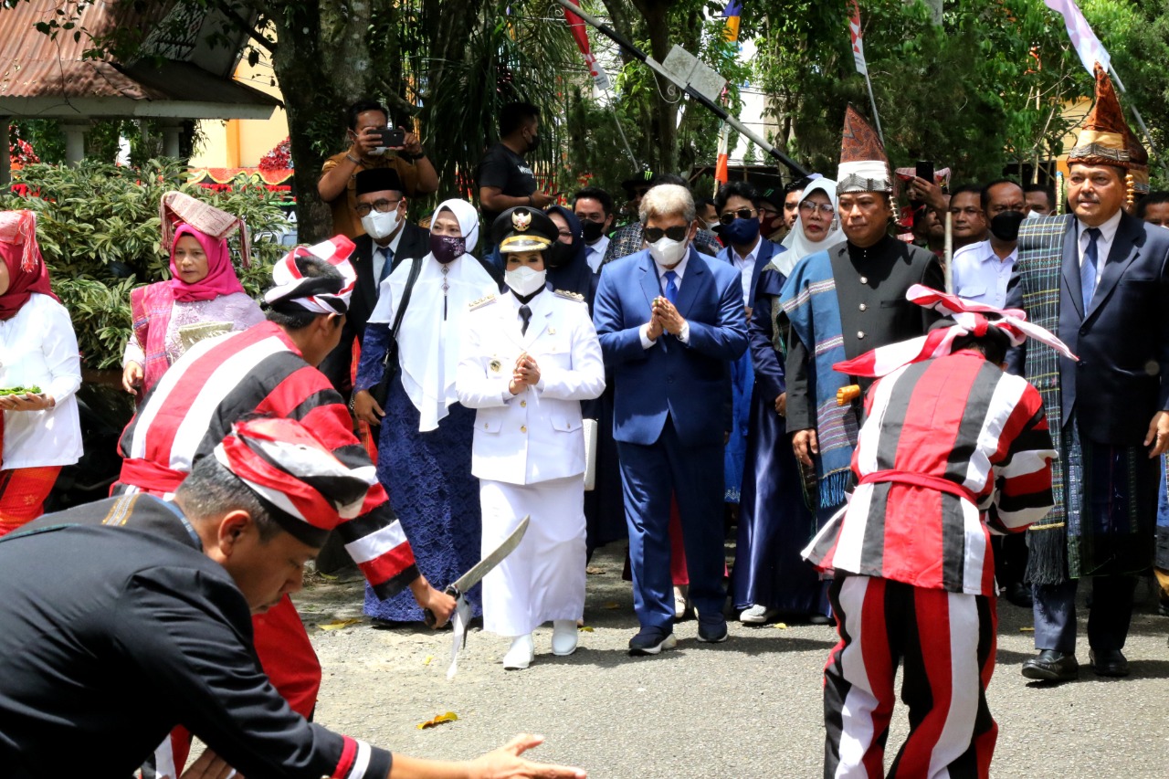 Tiba di Rumah Dinas, Wali Kota Siantar Disambut Prosesi Adat Simalungun