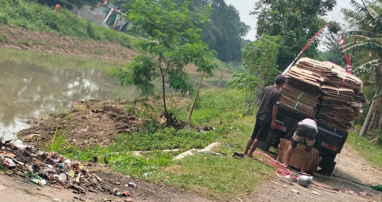 Hati – hati Bagi Penerima Limbah Kardus !! Dua Oknum Pegawai Limbah Basahi Kardus Agar Untung Banyak