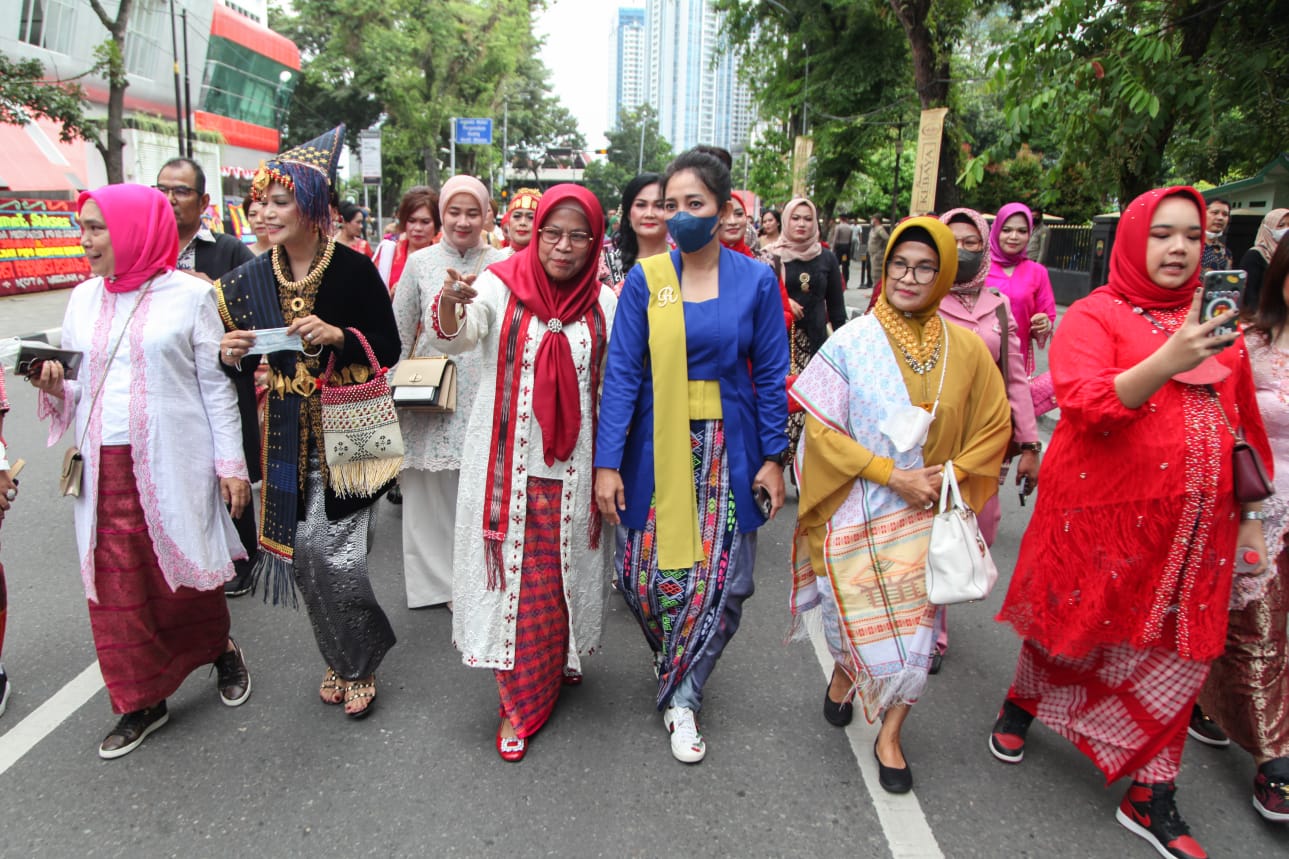 Wali Kota Pematang Siantar Berperan Serta dalam Parade dan Gebyar Berkebaya Nusantara Goes to UNESCO Wilayah S