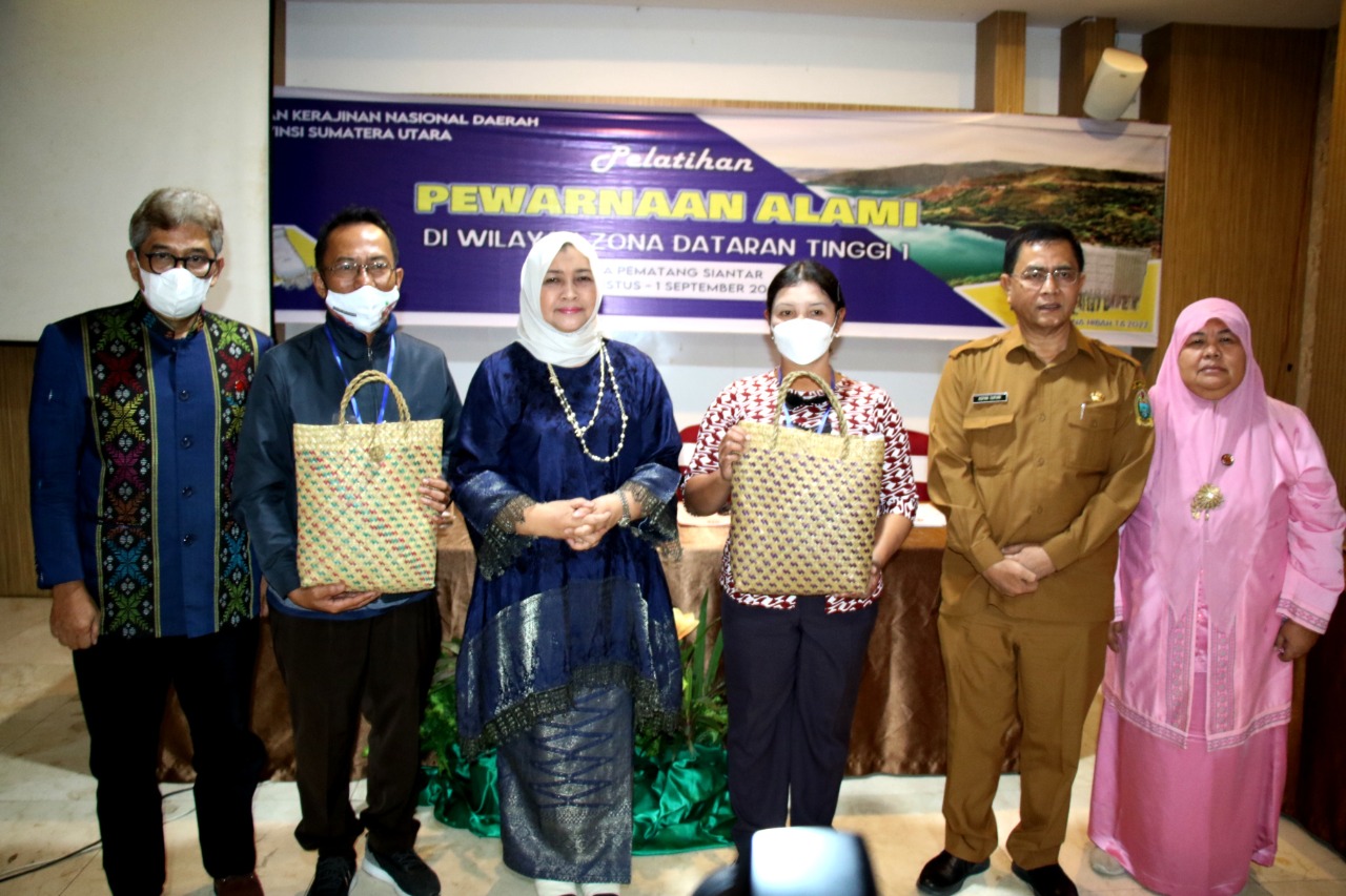 Ketua Dekranasda Kota Pematang Siantar Hadiri Pembukaan Pelatihan Pewarna Alami untuk Bahan Tenun Wilayah Zona