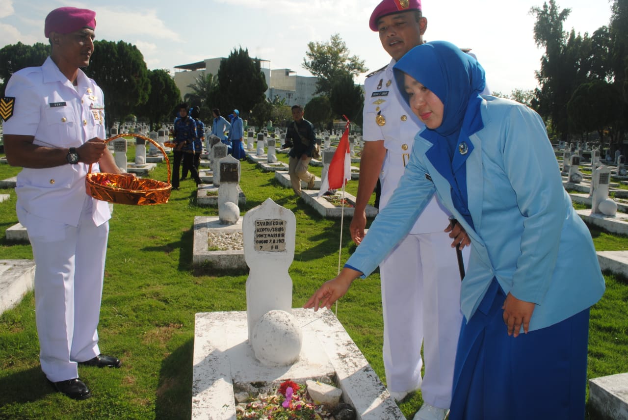 Yonmarhanlan I Ikuti Upacara Ziarah Taman Makam Pahlawan Dalam Rangka Menyambut Hut TNI AL ke-77 Tahun 2022