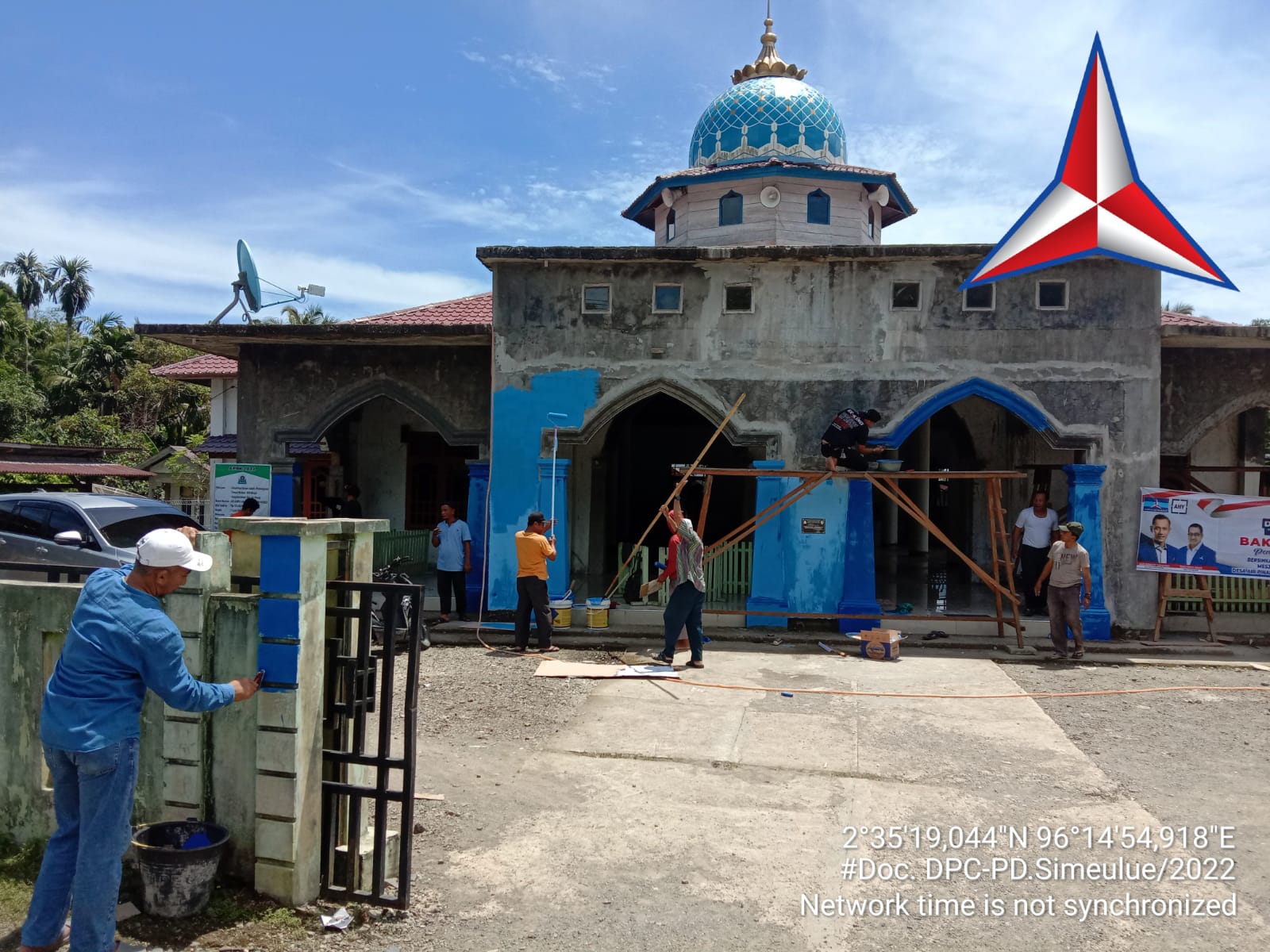 Partai Demokrat DPC Kabupaten Simeulue Bakti Sosial Pengecatan Masjid, Masyarakat Nelayan Suarakan AHY Preside