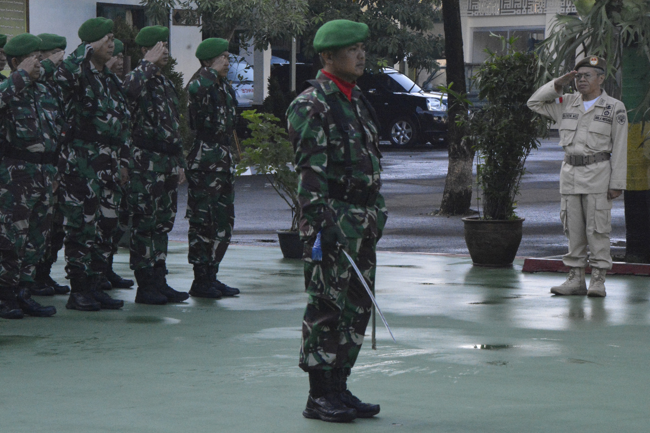 Korem 061/SK melaksanakan Upacara Pengibaran Bendera