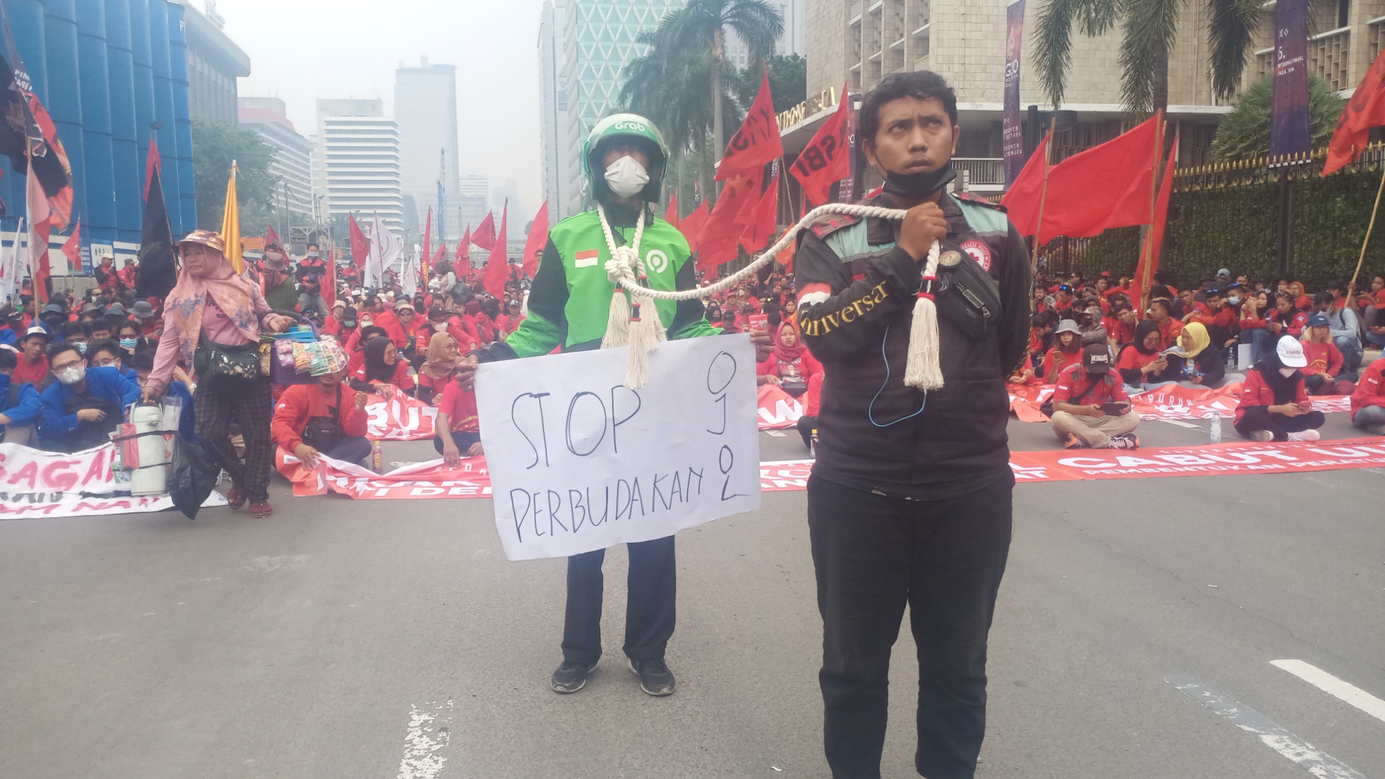 Masa Aksi GEBRAK Tolak Kenaikan BBM, Semakin Sore Semakin Memadati kawasan Patung Kuda, Jakpus