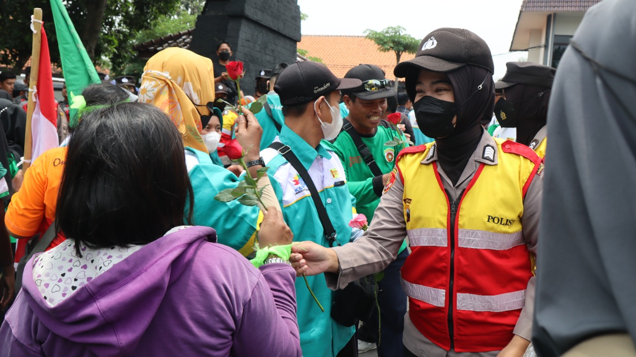 Polwan Sampaikan Untuk Buruh di Karanganyar Sekuntum Bunga Mawar Cinta Dikeramaian Demo