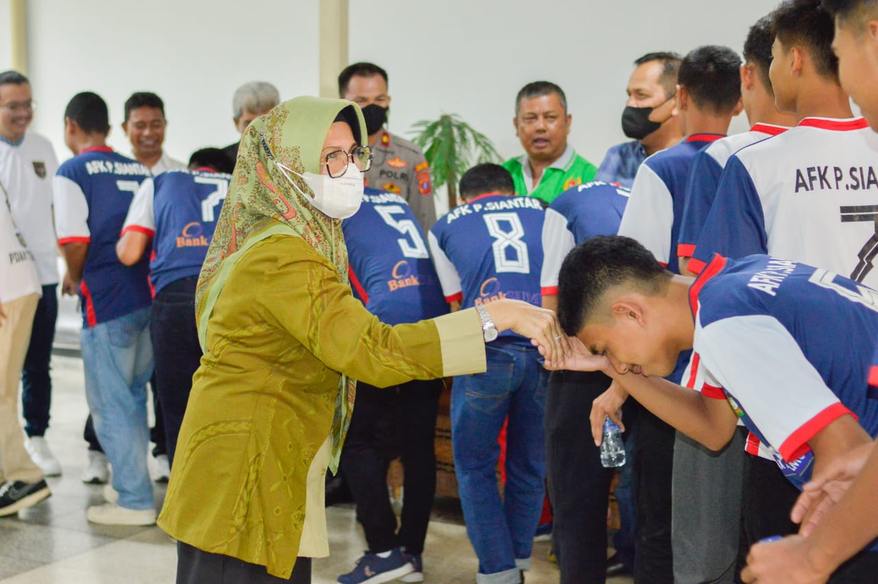 Wali Kota Pematang Siantar Berangkatkan Atlet Futsal ke Kejurda Sumut di Labuhanbatu   