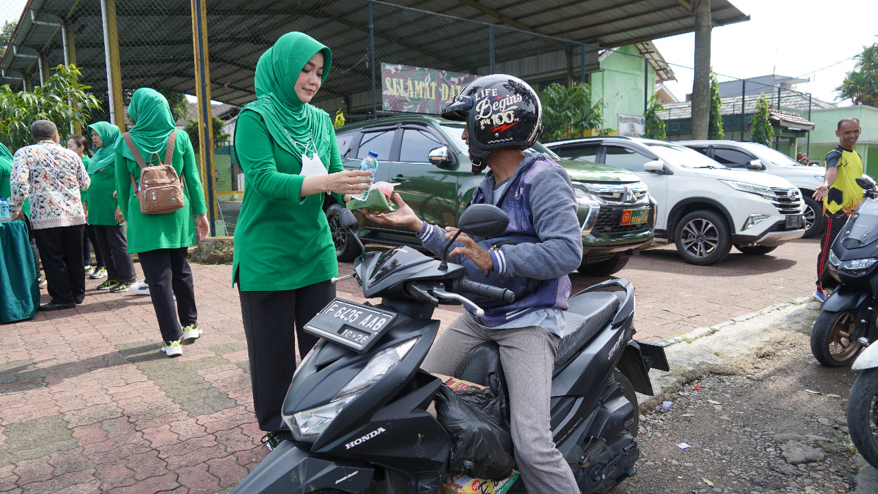 Jum’at Berkah Persit KCK Koorcab Rem 061 PD III / Siliwangi Berbagi Nasi Bungkus