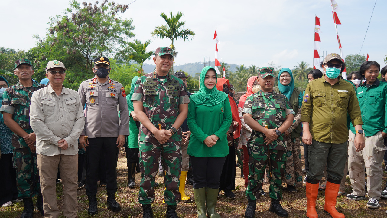 Danrem 061/Sk Brigjen TNI Rudy Saladin MA Hadiri Panen Raya Padi di wilayah Kodim 0607/Kota Sukabumi