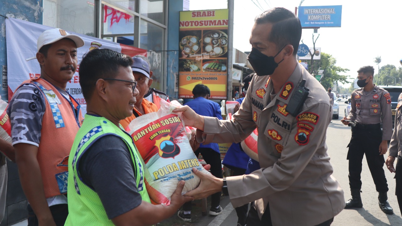 Jumat Berkah, Polres Karanganyar Salurkan 30 Ton Beras Serentak Bersama Polsek Jajaran Sekabupaten Karanganyar