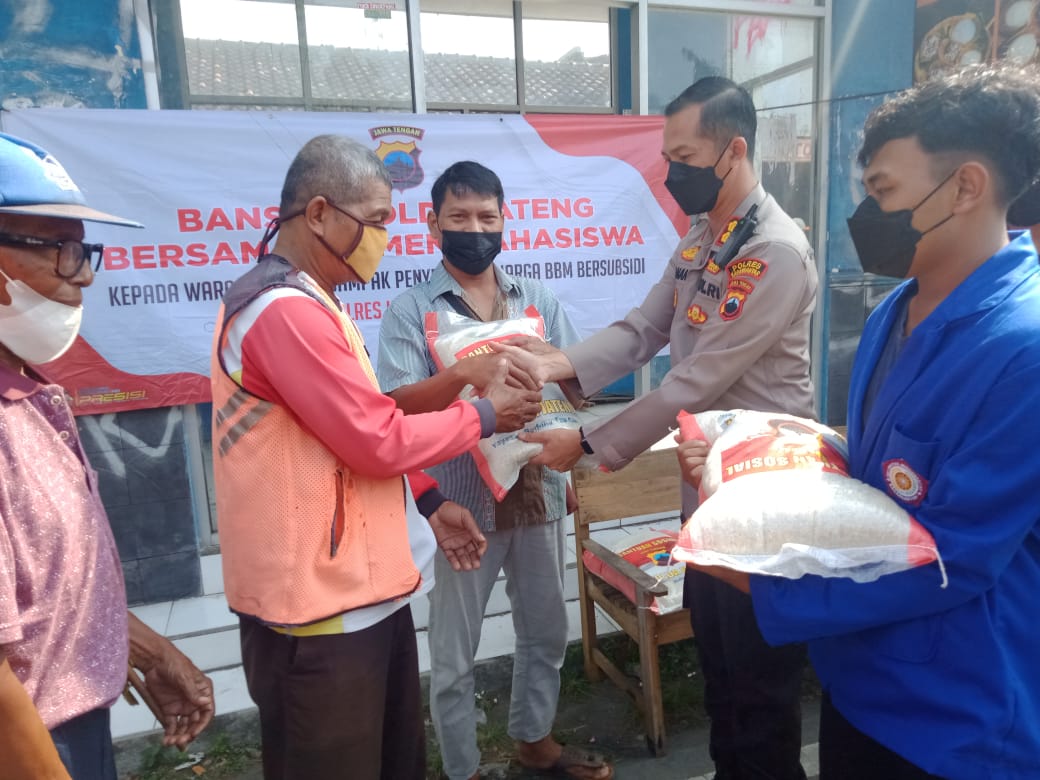 Polres Karanganyar Giat Bansos Pembagian Beras untuk Masyarakat yang Membutuhkan 