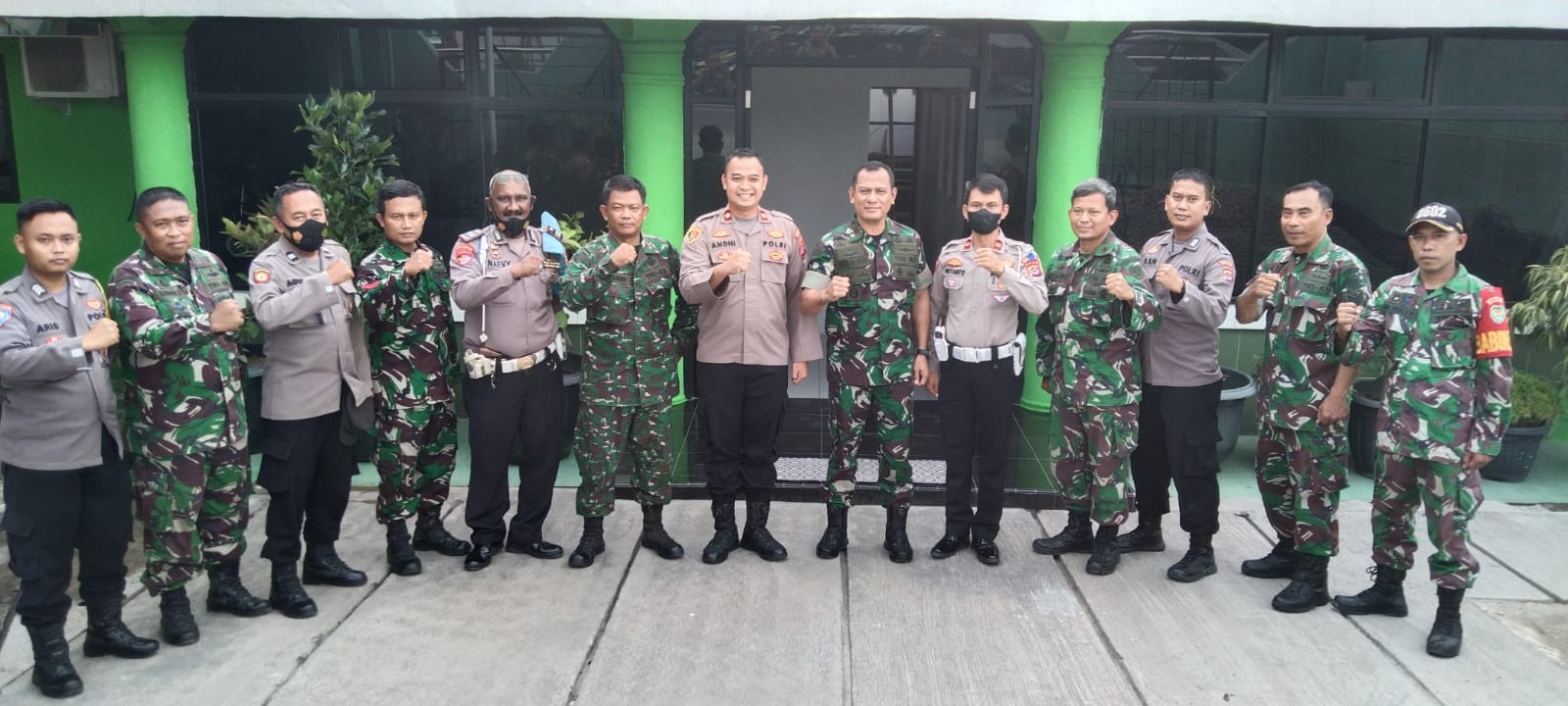 Terimakasih Kapolsek Cikande Beserta Jajaran Sudah Datang Berikan Kejutan HUT TNI Ke 77 untuk Koramil Cikande 