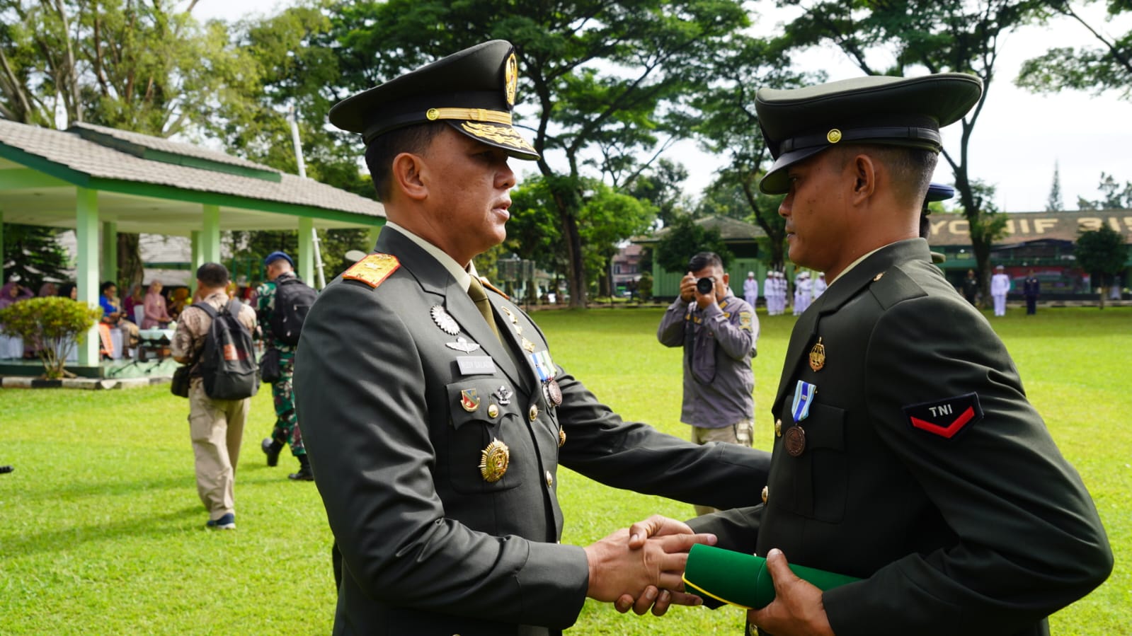 Danrem 061/SK Pimpin Upacara HUT TNI Ke-77 Tahun 2022 di Lapangan Yonif 315/Garuda