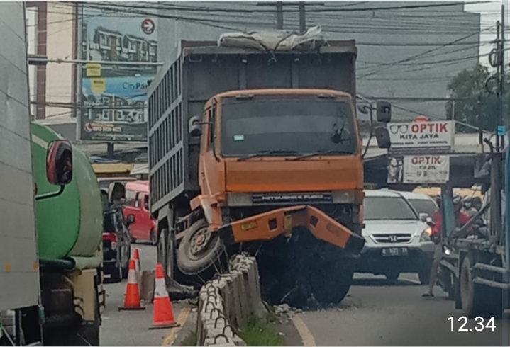 Diduga Mengantuk Sopir Truk Fuso Tabrak Pembatas Jalan sebabkan Kemacetan Panjang