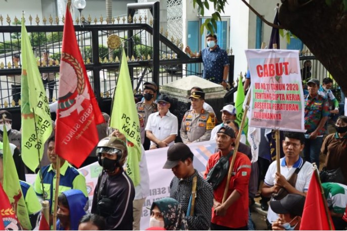 Polrestabes Medan Melaksanakan Pengamanan Aksi Unjuk Rasa Tetap Bersikap Humanis