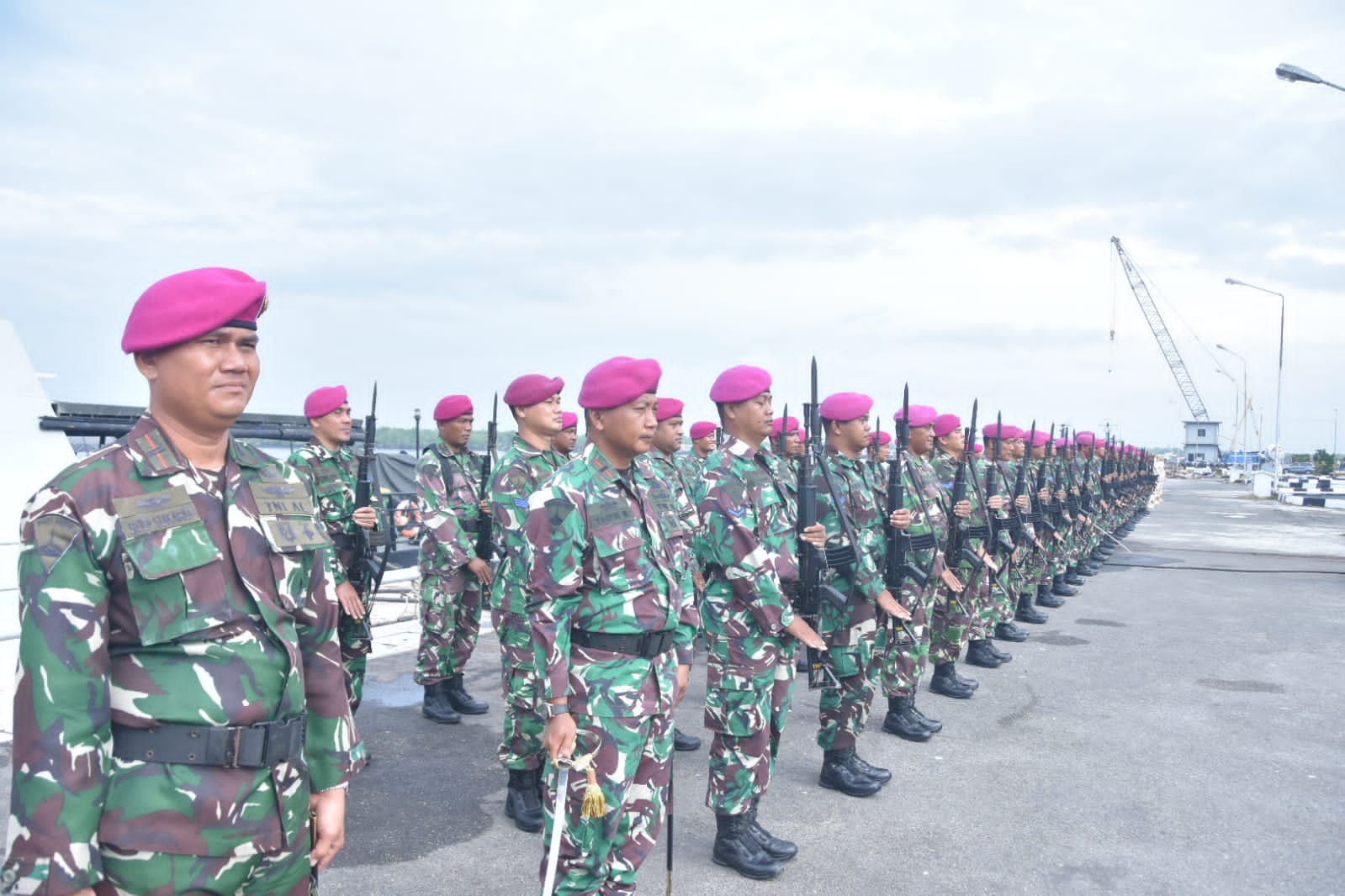 Danyonmarhanlan I Beserta Prajurit Yonmarhanlan I Ikuti Upacara Bendera di Lantamal I