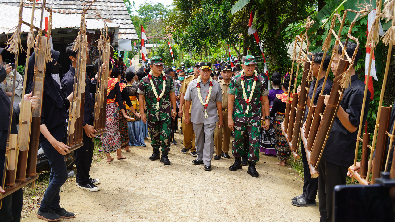 Danrem 061/Sk Brigjen TNI Rudy Saladin, M.A dampingi Pangdam III/Slw Hadiri Pembukaan TMMD Ke-115 di wilayah K