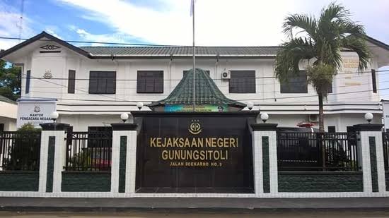 Diduga Tilep Dana Bos, Kasek SMAN 2 Bawolato Diperiksa di Kejaksaan Negeri Gunungsitoli