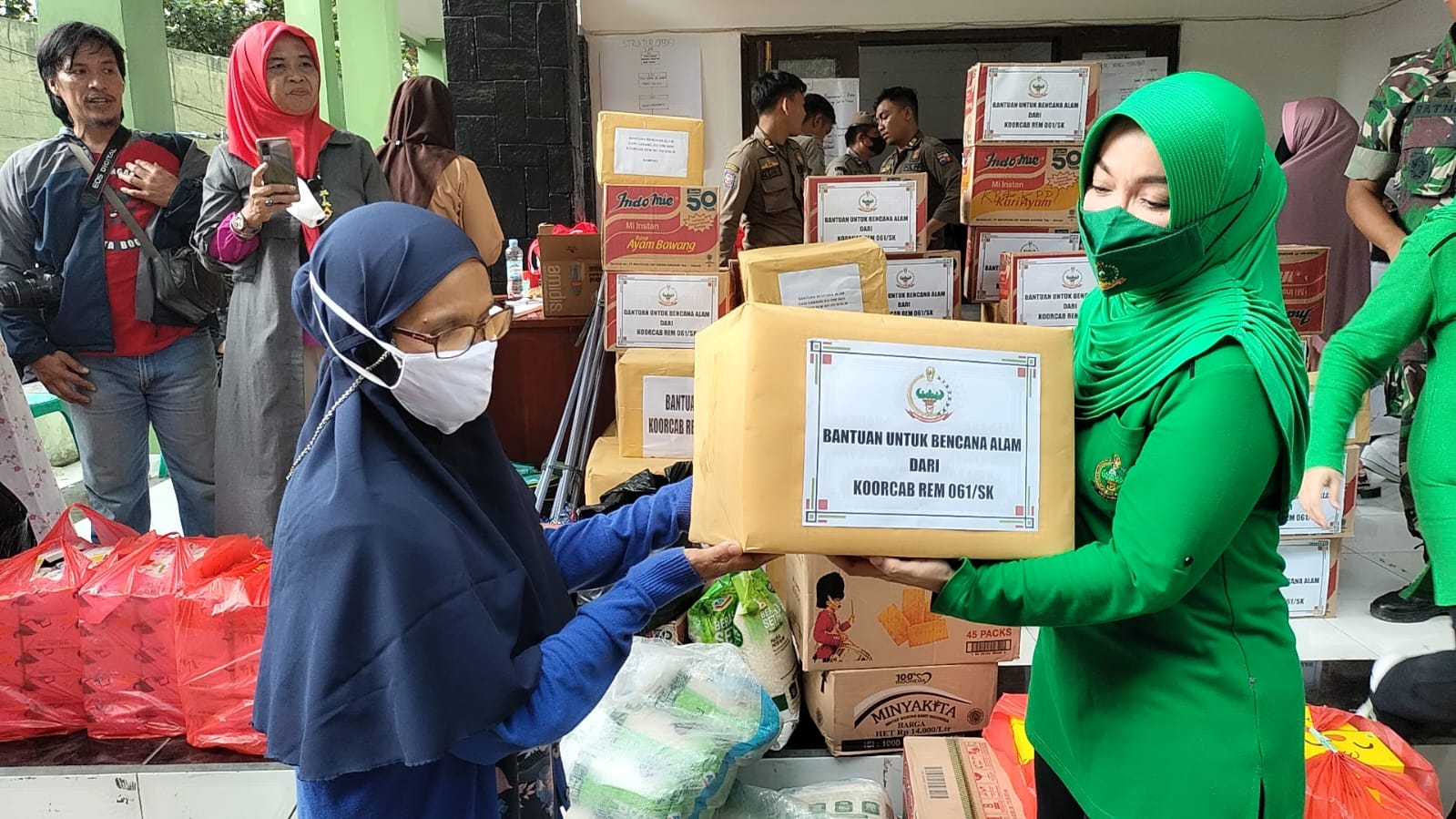 Danrem 061/Sk Brigjen TNI Rudy Saladin, MA beserta Ibu Ketua Persit KCK Koorcab Rem 061 Beri Bantuan Sembako k