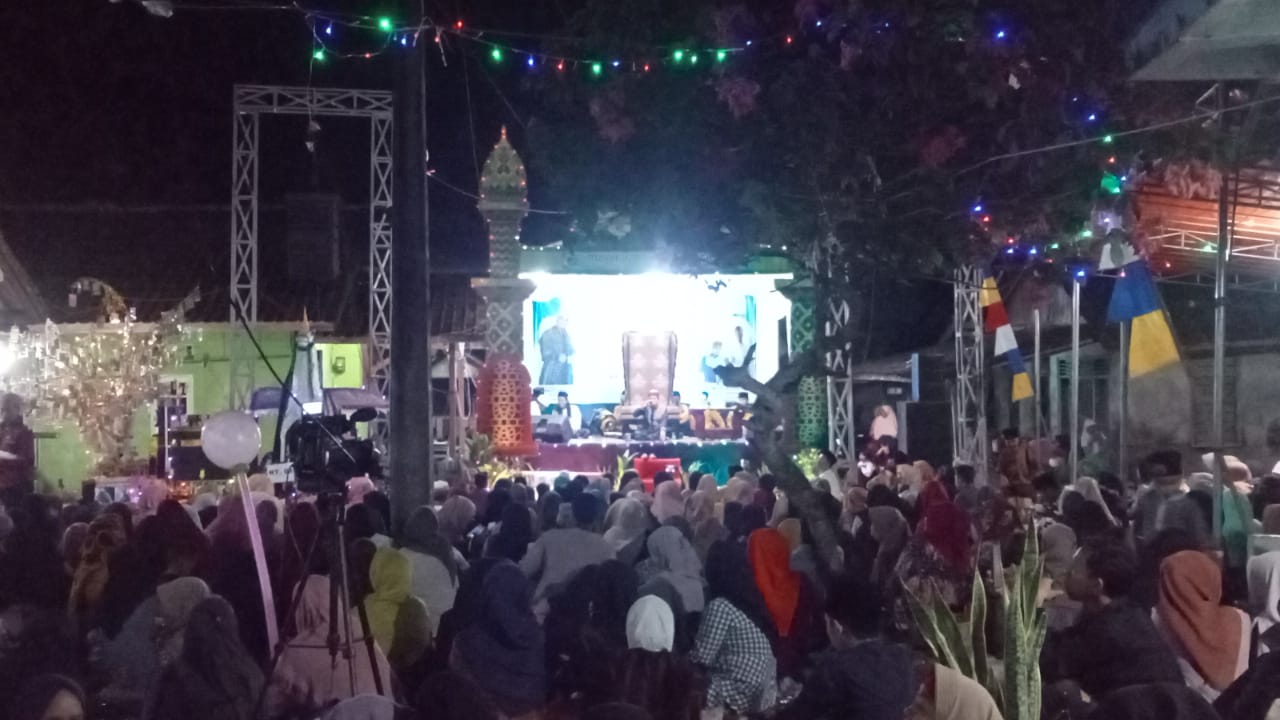 Masyarakat Kampung Parigi, Peringati Maulid Nabi Muhammad SAW 1444 H, Penceramah KH. Entis dari Bogor   