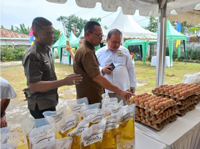 Wali Kota Medan Bobby Nasution Buka Pasar Murah    