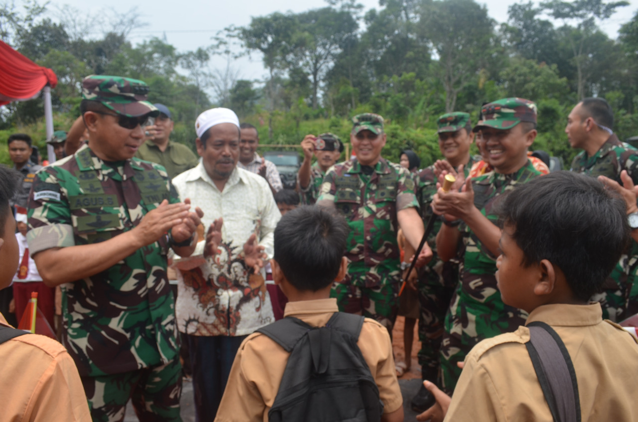 Kasrem 061/SK Dampingi Wakasad Meninjau TMMD ke-115 Kodim 0621/Kab. Bogor