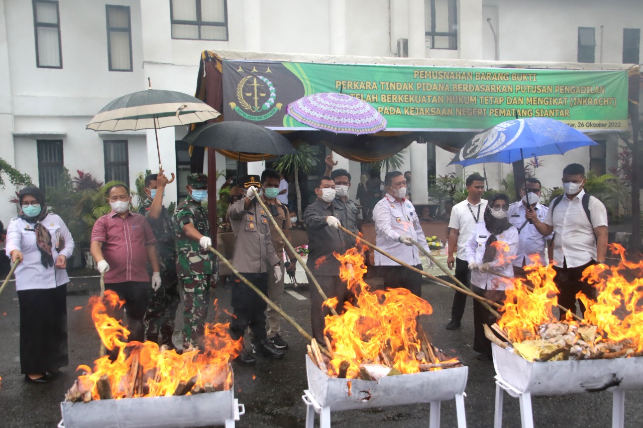 Wali Kota Pematang Siantar Turut Musnahkan Barang Bukti Narkoba di Kejari