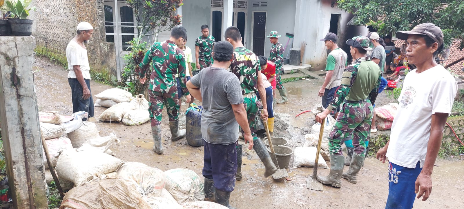 Anggota Tim Satgas TMMD ke 115 Berpacu Dengan Waktu Melaksanakan Pengerjaan Program TMMD di Cigudeg