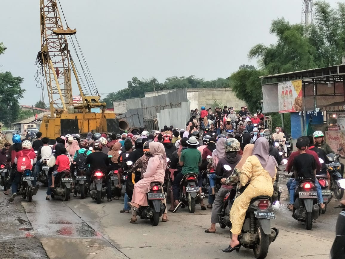 Tiap Hari Jembatan Desa Jengjing Macet !! Penyebab Adanya Proyek Pengerjaan Jembatan Mangkrak   