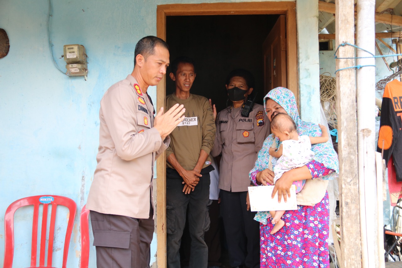 Jumat Berkah, Polres Karanganyar Kunjungi Warga yang Sedang Menderita Sakit, Kuli Panggul dan Orang Hidup Seba