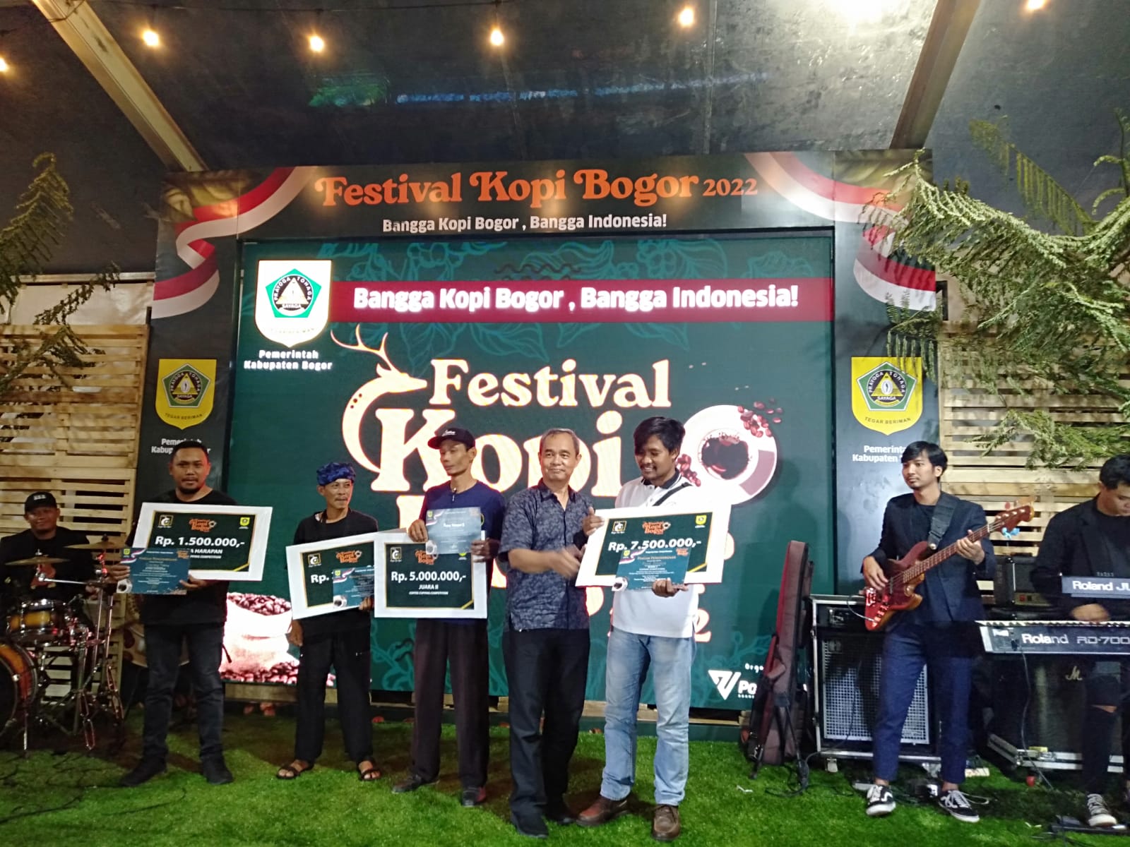 Angota APBT Bawa Kopi Tonjong Juara 1 di Festival Kopi Bogor, Harapan Prabu Pemkab Bisa Lebih Perhatikan UMKM 