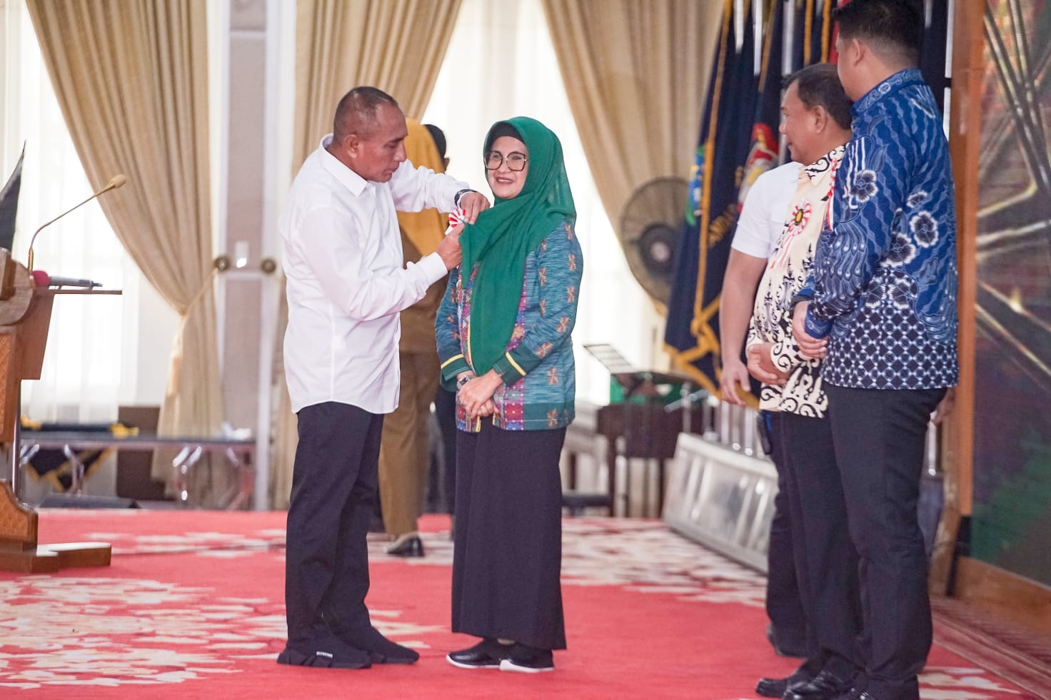 dr Susanti Terima Lencana Siddhakarya Tingkat Provinsi    