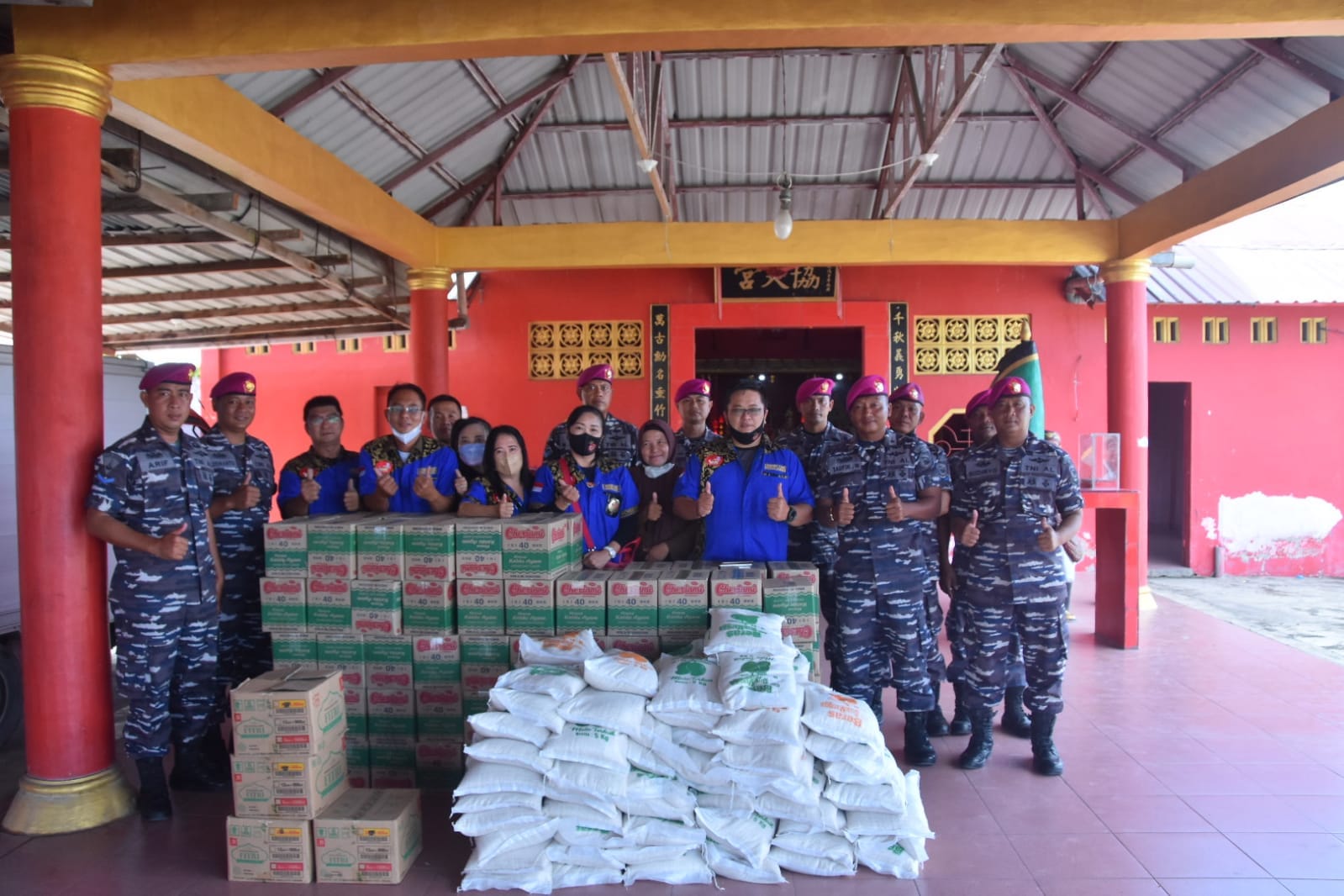 Moment Memperingati Hut Korps Marinir ke-77, Yonmarhanlan I bersama Duta Kasih Laksanakan Pembagian Paket Semb