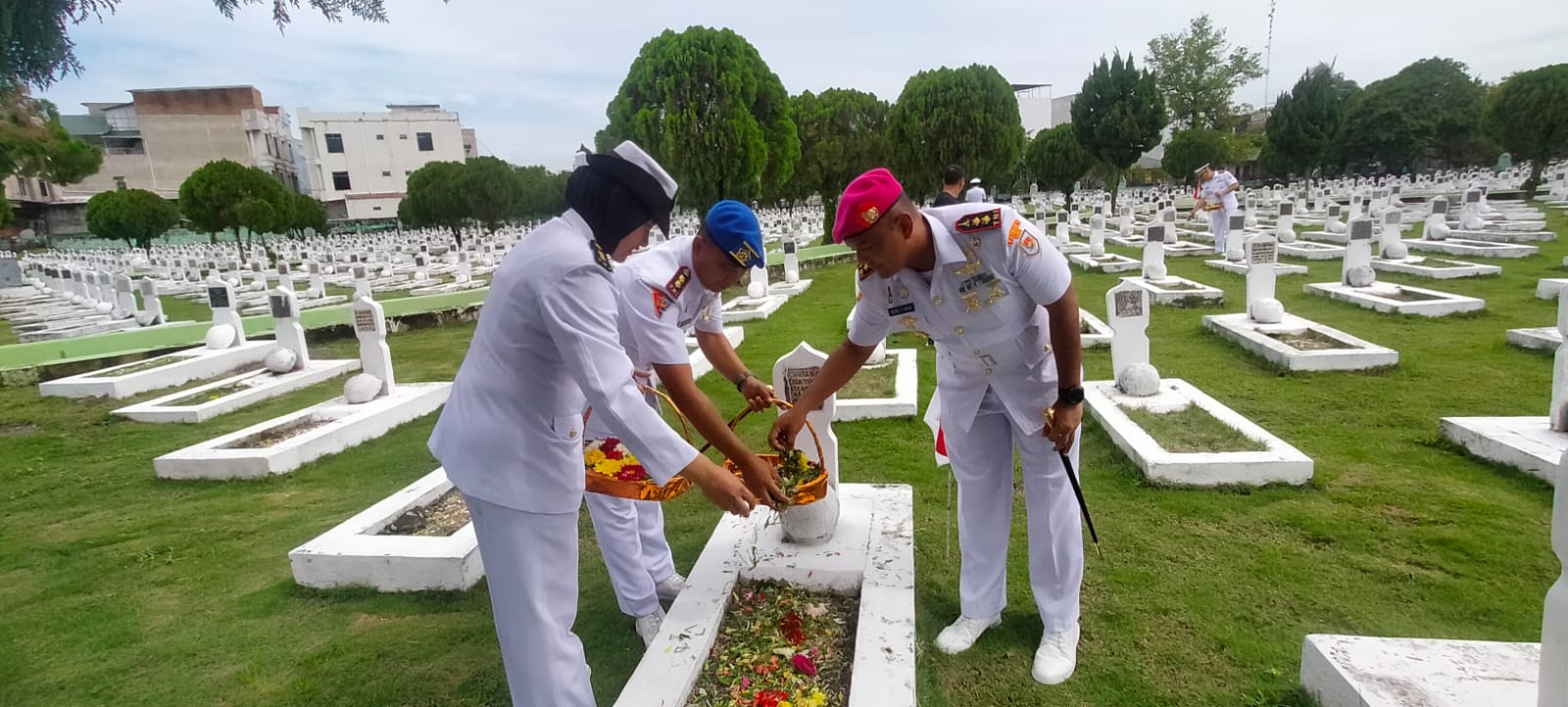 Peringati Hari Armada RI TNI AL, Prajurit Yonmarhanlan I Ikuti Ziarah Rombongan ke TMP Bukit Barisan