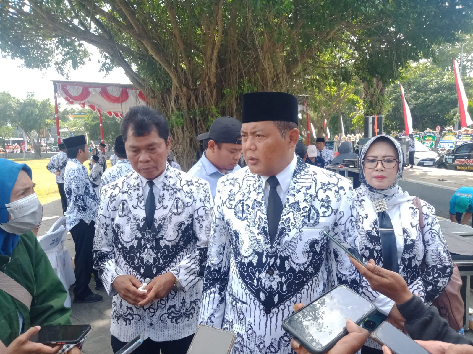 Di Upacara Apel Hari Guru, Juliyatmono Minta Guru Pilih Caleg DPR Putra Daerah   