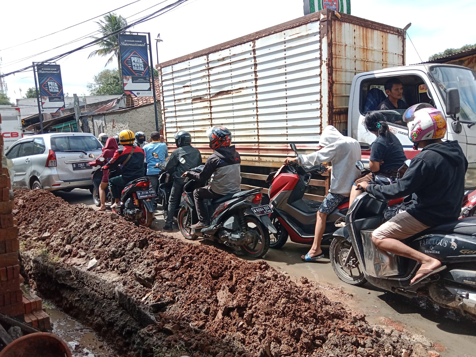 Penguna Jalan Keluhkan Proyek Drainase yang Menyebabkan Kemacetan Sepanjang Jalan Padat Karya Sukamulya   