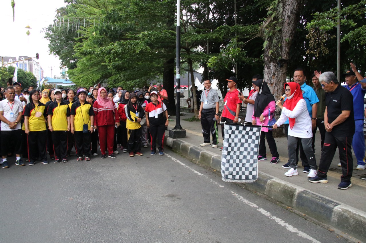 dr Susanti Lepas Peserta Jalan Sehat Memperingati HUT PGRI dan Hari Guru Nasional