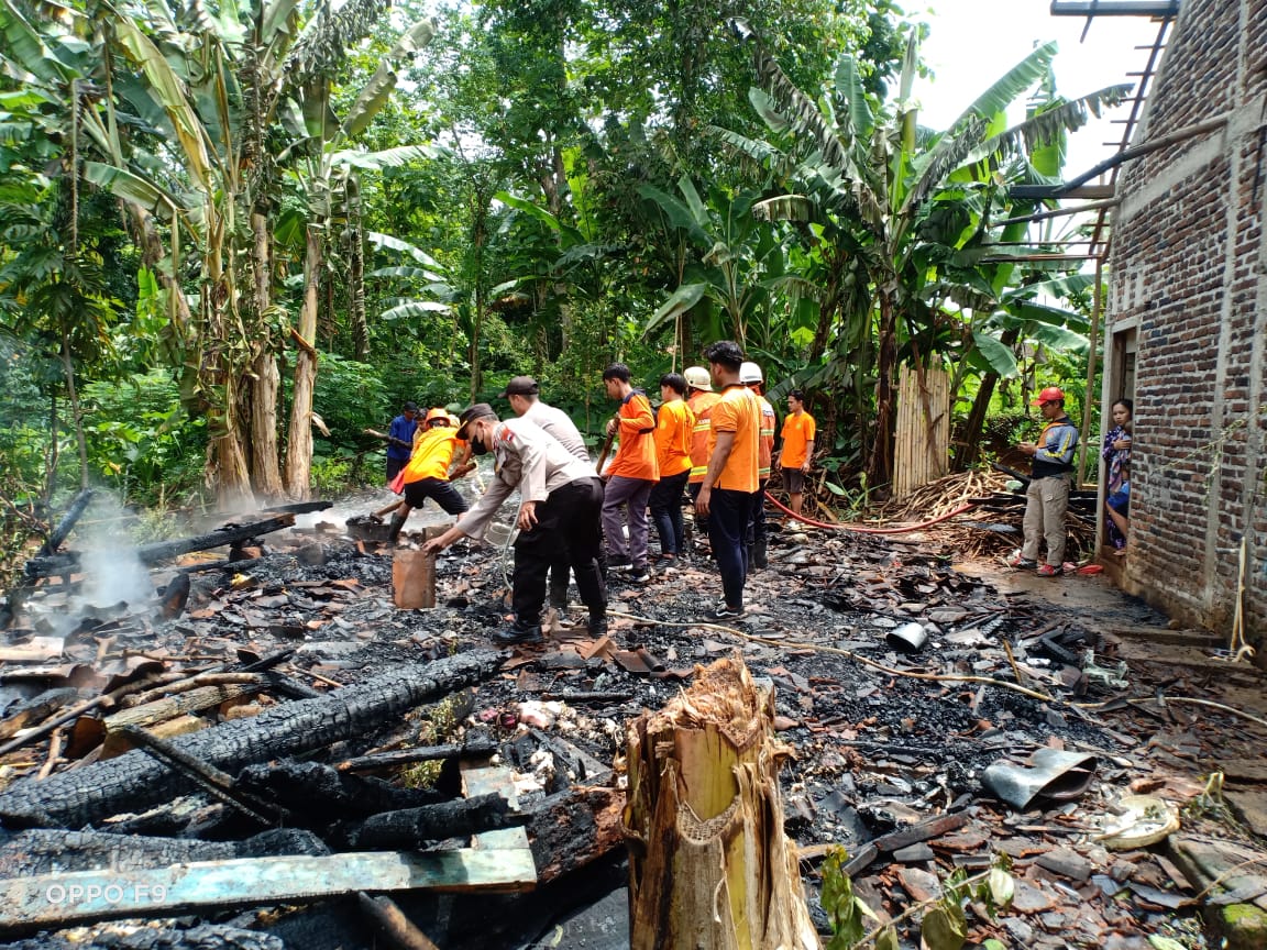 Gara-gara Lupa Matikan Kompor, Rumah Warga Jatirejo Ludes Dilahap Si Jago Merah    