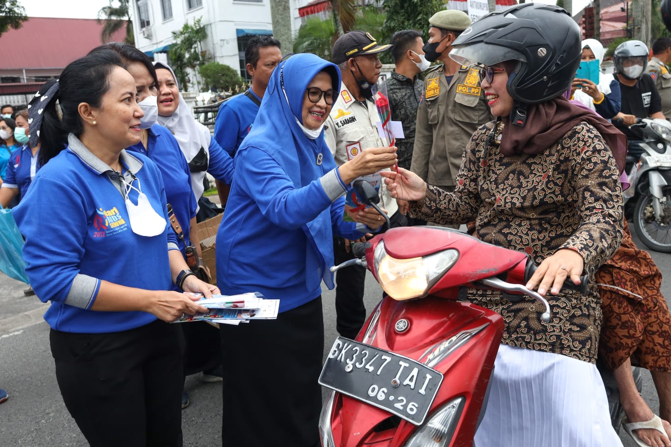 Peringati Hari AIDS Sedunia, dr Susanti Bagikan Bunga kepada Masyarakat Pengguna Jalan