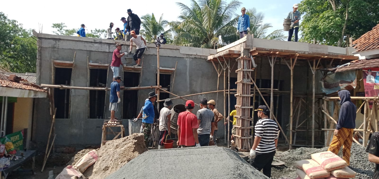 Warga Desa Mekar Jaya Bergotong Royong Pengecoran Gedung Balai Desa