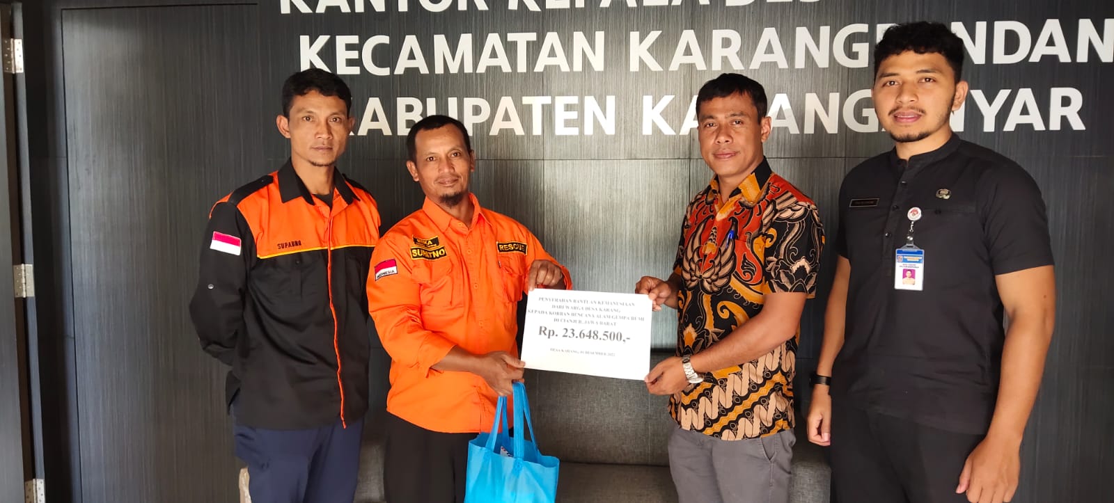 Desa Karangtaji Karangpandan Kabupaten Karanganyar Bantu Uang dan Alat Dapur untuk Korban Gempa Cianjur