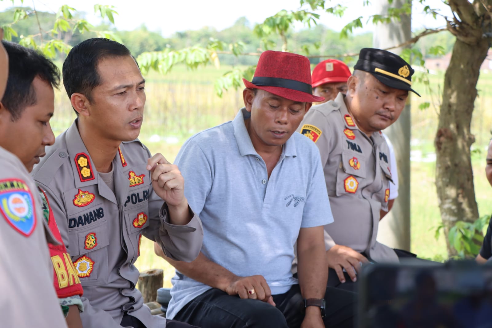 Danang Kuswoyo Kapolres Karanganyar Adakan Jumat Curhat, Duduk Bareng Bersama Petani di Desa Jati Jaten    