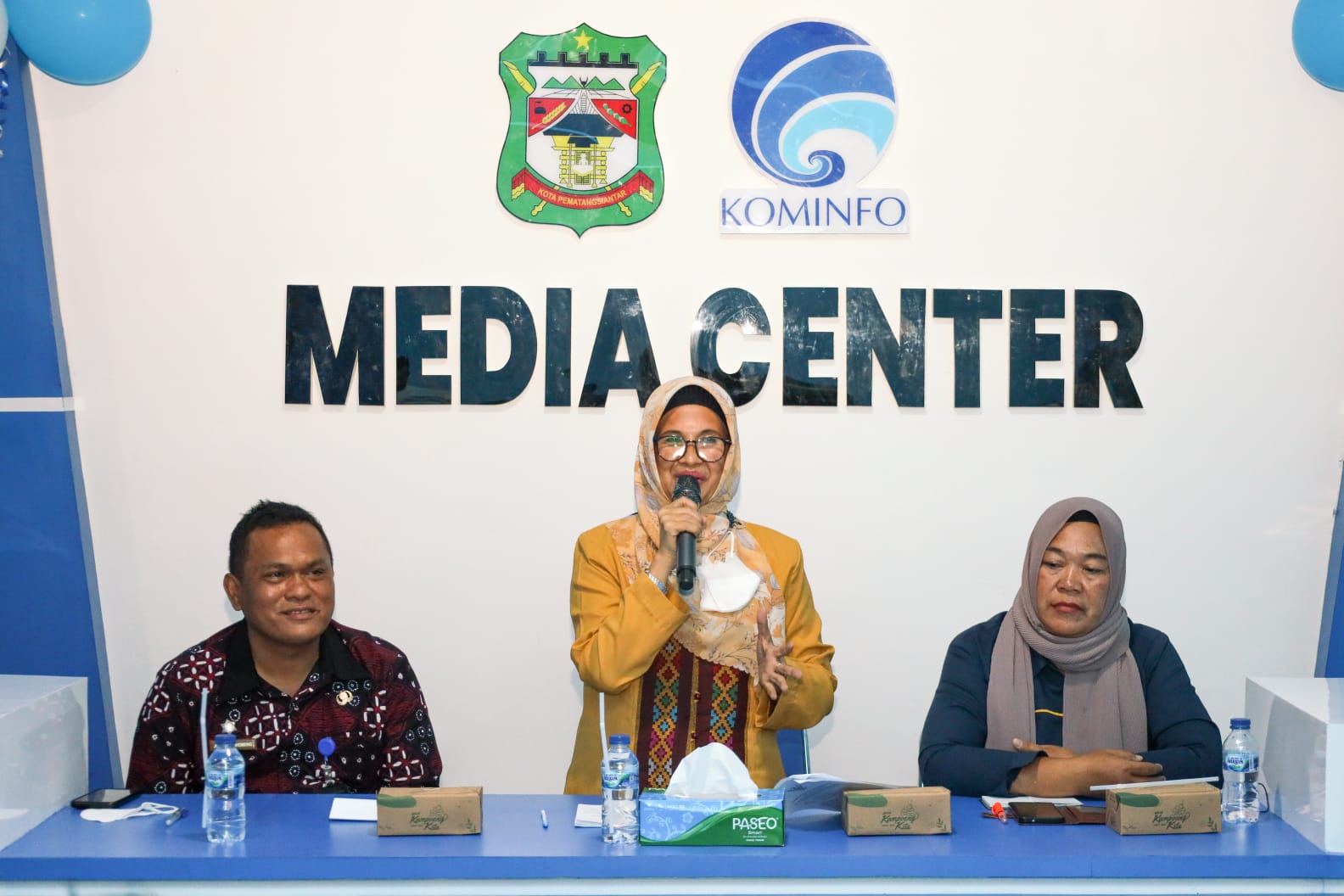 dr Susanti Resmikan Ruang Media Center Dinas Kominfo   