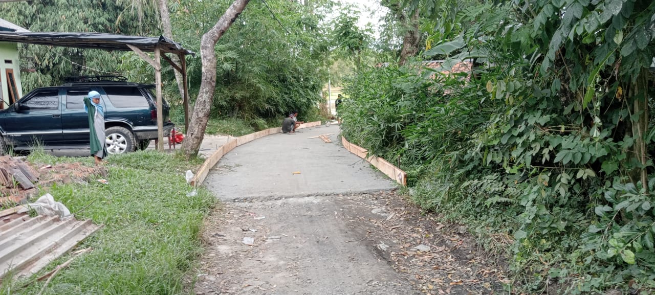 Setelah Menunggu Beberapa Tahun, Akhirnya Akses Jalan Kampung Janur Desa Bojongloa Dibetonisasi   