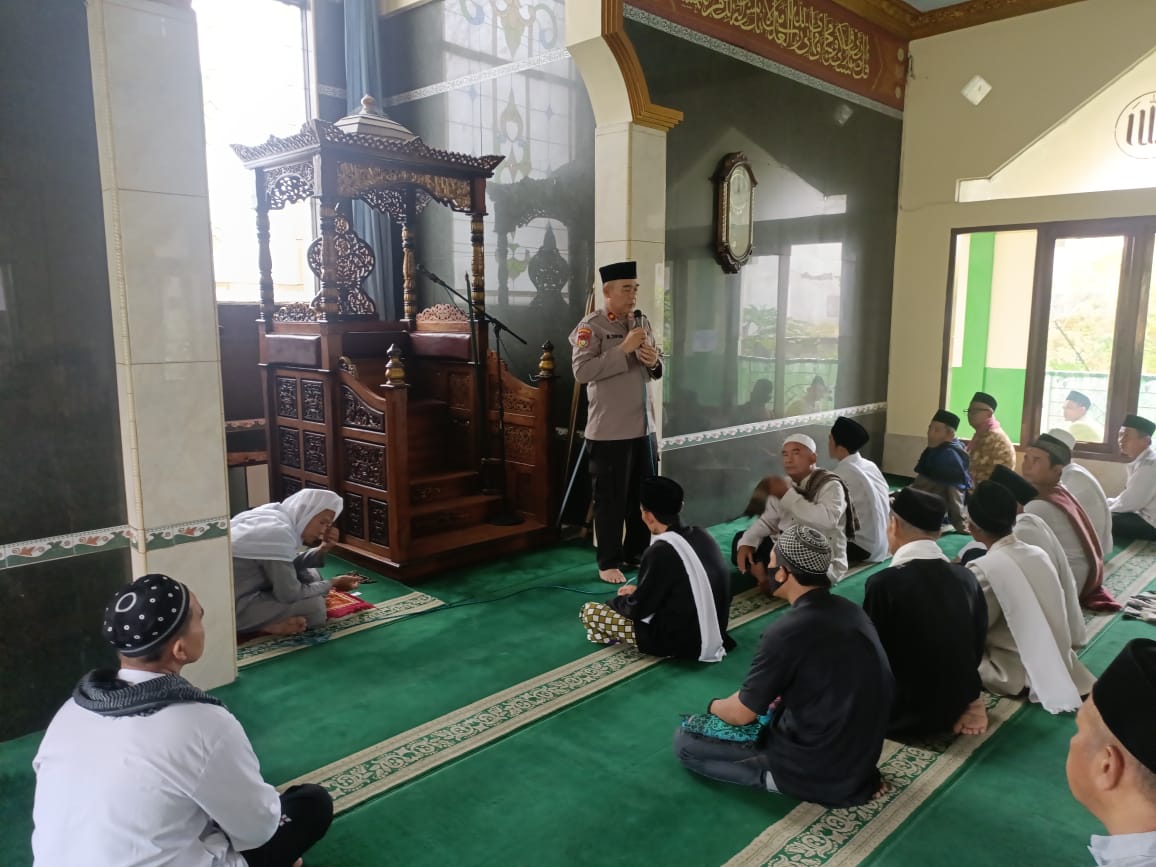 Kapolresta Tangerang Sholat Jumat Keliling di Masjid Jami Hubbul Wathon Desa Sukanagara Kecamatan Cikupa