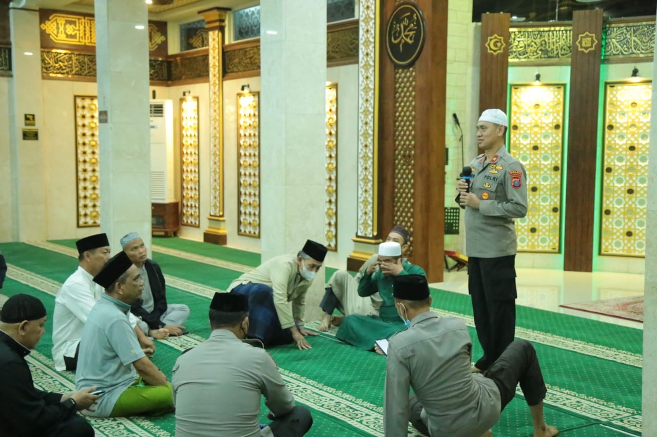 Wakapolda Sumut Safari Subuh ke Masjid Al Jihad dan Salurkan Bantuan kepada Jemaah