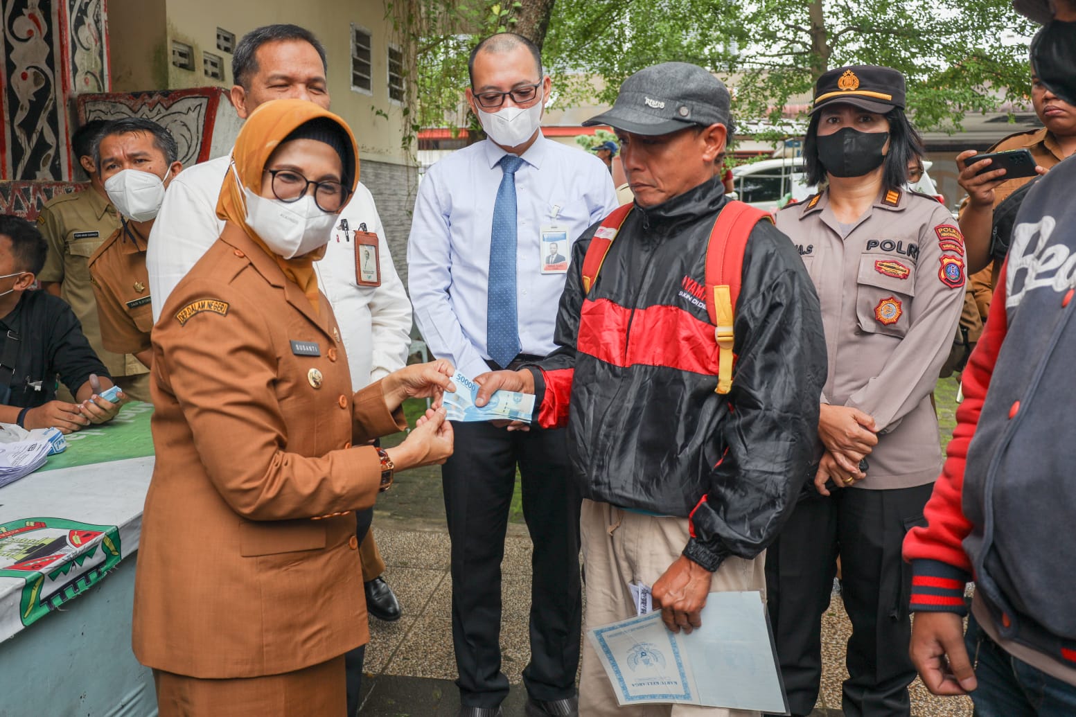 dr Susanti Tinjau Penyaluran BLT Subsidi BBM Tahap II di Lapangan H Adam Malik   