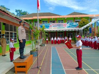 Kanit Binmas IPDA Aris Widiyanto Jadi Pembina Upacara Penaikkan Bendera SDN Semplak 2 Bogor